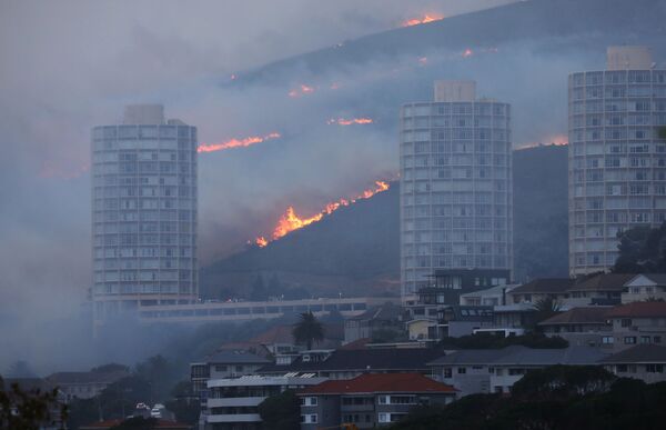 منظر عام على حريق هائل نشب في جبل تيبل في كيب تاون، جنوب أفريقيا 19 أبريل 2021 - سبوتنيك عربي
