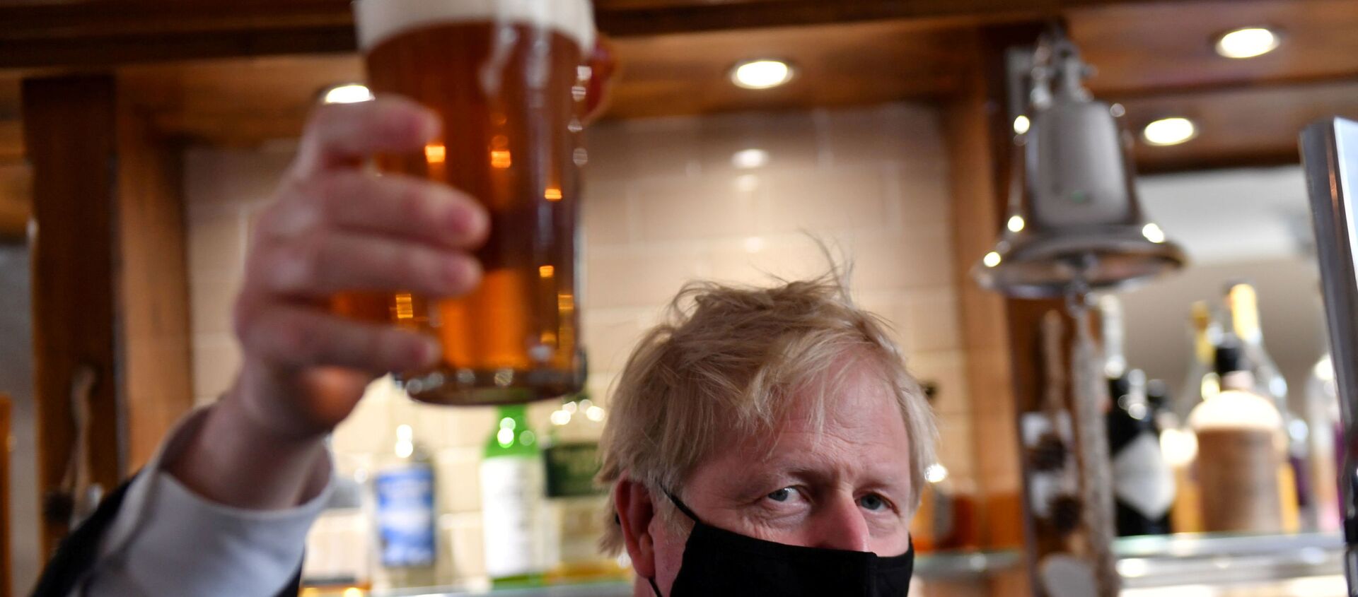 رئيس الوزراء البريطاني بوريس جونسون يستمتع بشرب البيرة لأول مرة بعد تخفيف قيود الإغلاق 19أبريل 2021 - سبوتنيك عربي, 1920, 20.04.2021