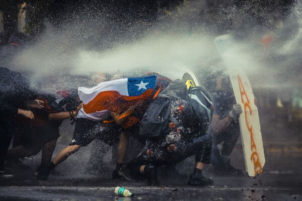 صورة من سلسلة تشيلي تقاوم (تشيلي)، للمصور التشيلي خافيير فيرغارا، تفوز بالمركز الخامس في مسابقة توزيع جوائز كل شيء عن الصورة لعام 2021 - سبوتنيك عربي