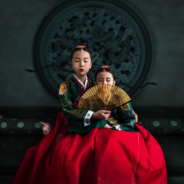 صورة أشعار للأختين (كوريا الشمالية)، للمصور الإندونيسي هارديجانتو بوديمان، حصلت على تقدير عالي في مسابقة توزيع جوائز كل شيء عن الصورة لعام 2021 - سبوتنيك عربي