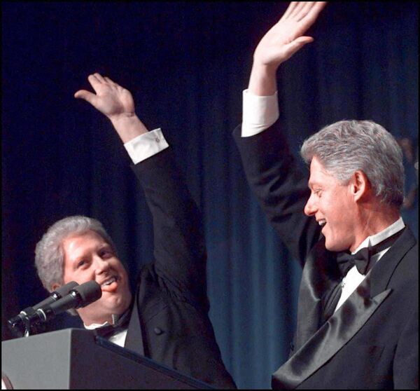 الرئيس الأمريكي الأسبق بيل كلينتون يلقي التحية على شبيهه الممثل داريل هاموند، 1997 - سبوتنيك عربي
