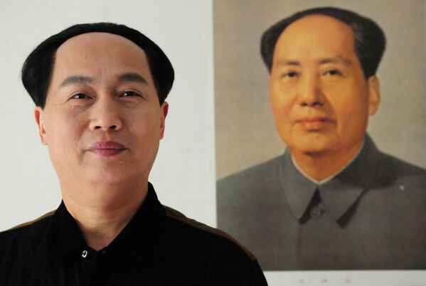 صورة لقائد الثورة الشيوعية الصيني ماو تسي تونغ (يمين)، وشبيهه الممثل الصيني خو رويلين، 2015 - سبوتنيك عربي