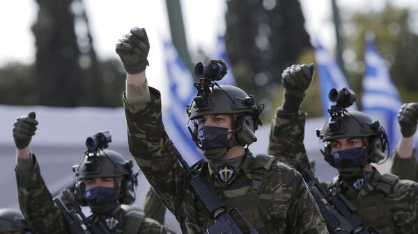 جنود من القوات الخاصة اليونانية خلال عرض عسكري بمناسبة حرب الاستقلال اليونانية - سبوتنيك عربي
