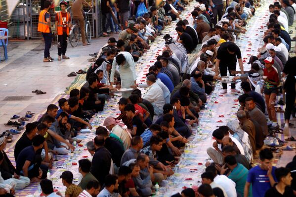 إفطار جماعي مجاني في أحد الشوارع بمناسبة شهر رمضان في النجف، العراق، 18 أبريل 2021 - سبوتنيك عربي