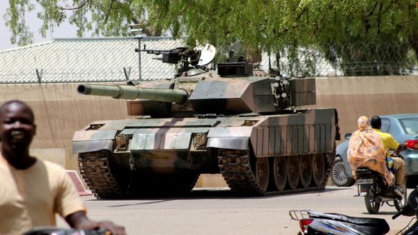 دبابات بالقرب من القصر تارئتسي في إنجامينا، تشاد 19 أبريل 2021 - سبوتنيك عربي