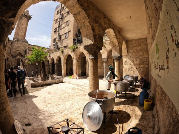 المطابخ الخيرية في مسجد الحيات بمدينة حلب القديمة، سوريا 22 أبريل 2021 - سبوتنيك عربي