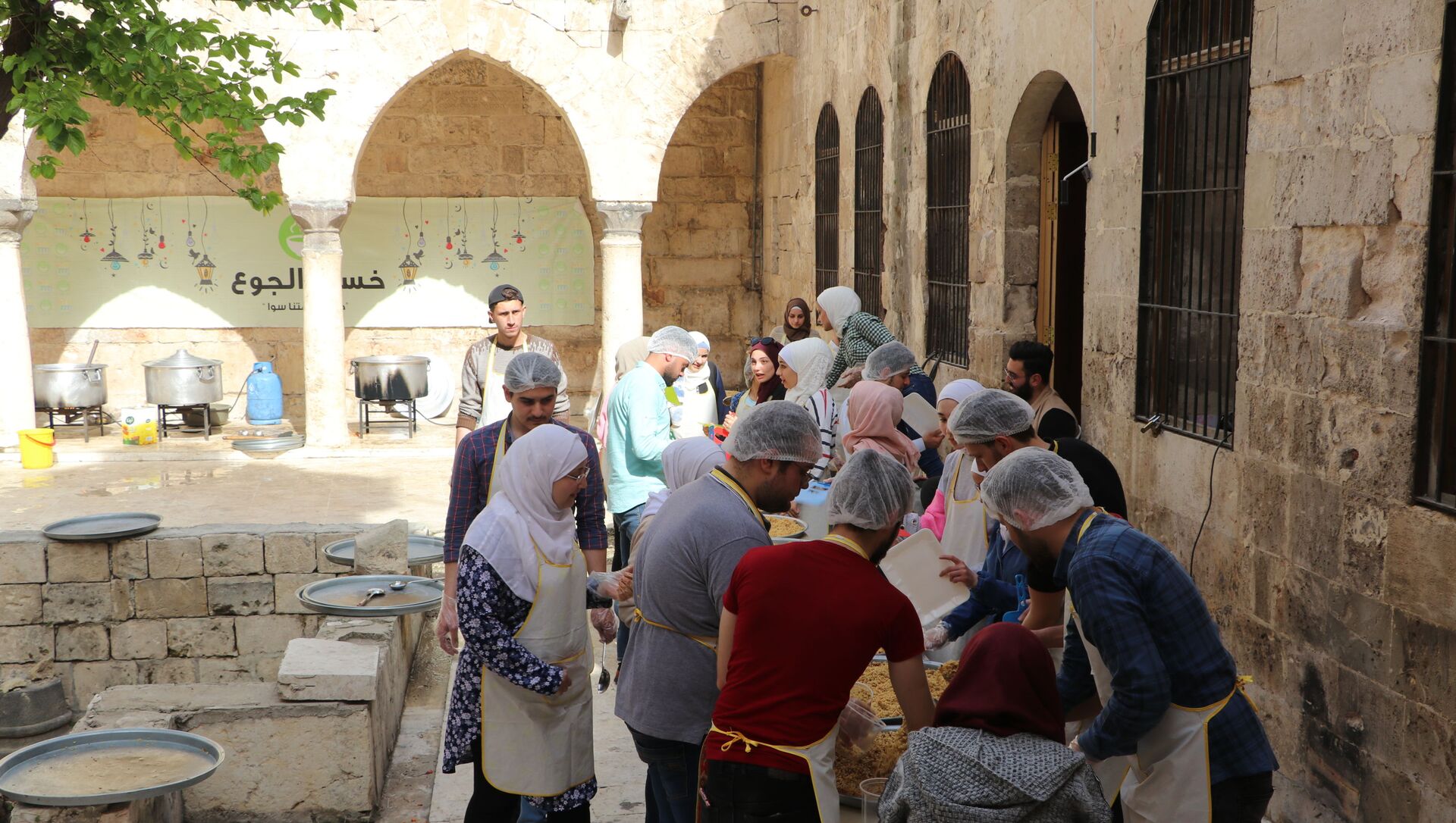 المطابخ الخيرية في مسجد الحيات بمدينة حلب القديمة، سوريا 22 أبريل 2021 - سبوتنيك عربي, 1920, 22.04.2021