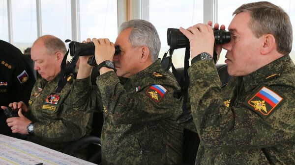 وزير الدفاع الروسي سيرغي شويغو، يراقب مناورات قوات الجيش الروسي في شبه جزيرة القرم الروسية، روسيا 22 أبريل 2021 - سبوتنيك عربي