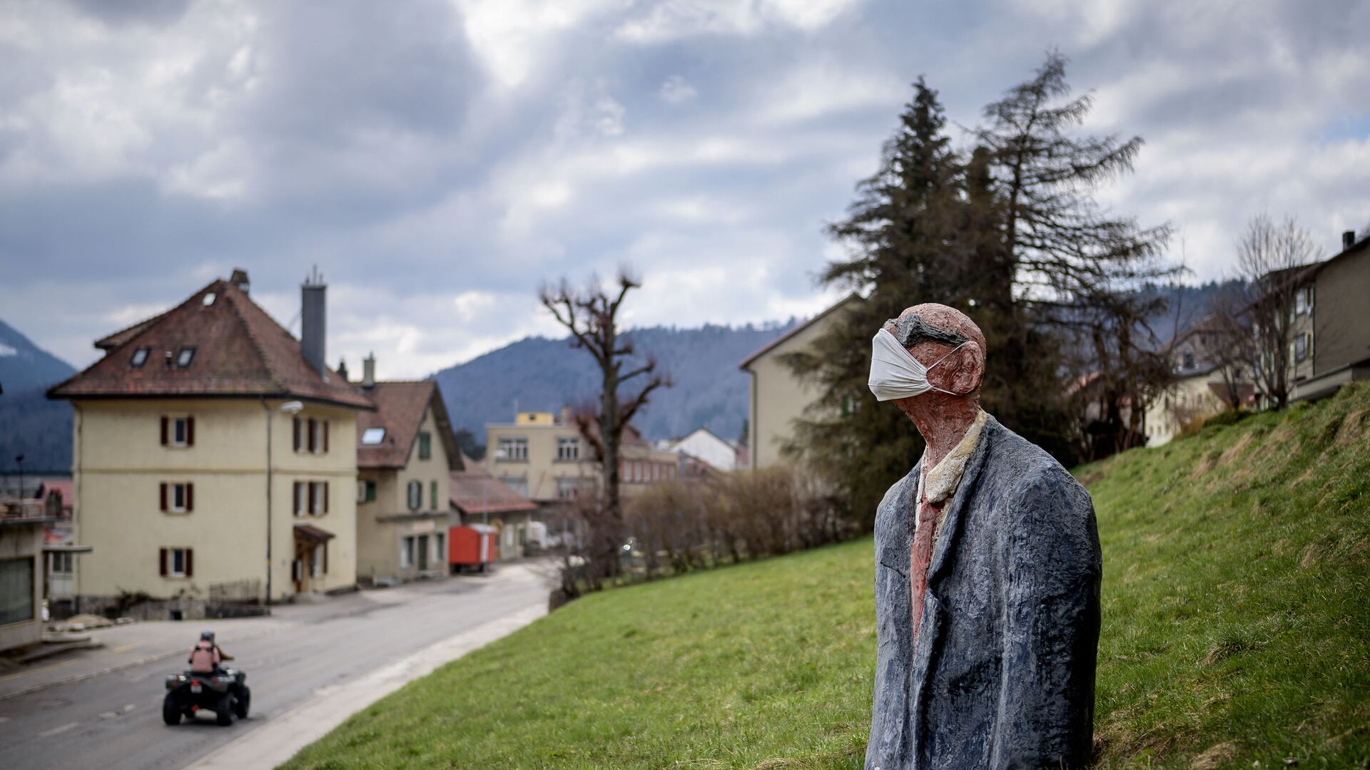 صورة لتمثال يرتدي كمامة كجزء من الاجراءات الوقائية ضد فيروس كورونا في سانت كروا، سويسرا 18 أبريل 2021 - سبوتنيك عربي, 1920, 28.11.2021
