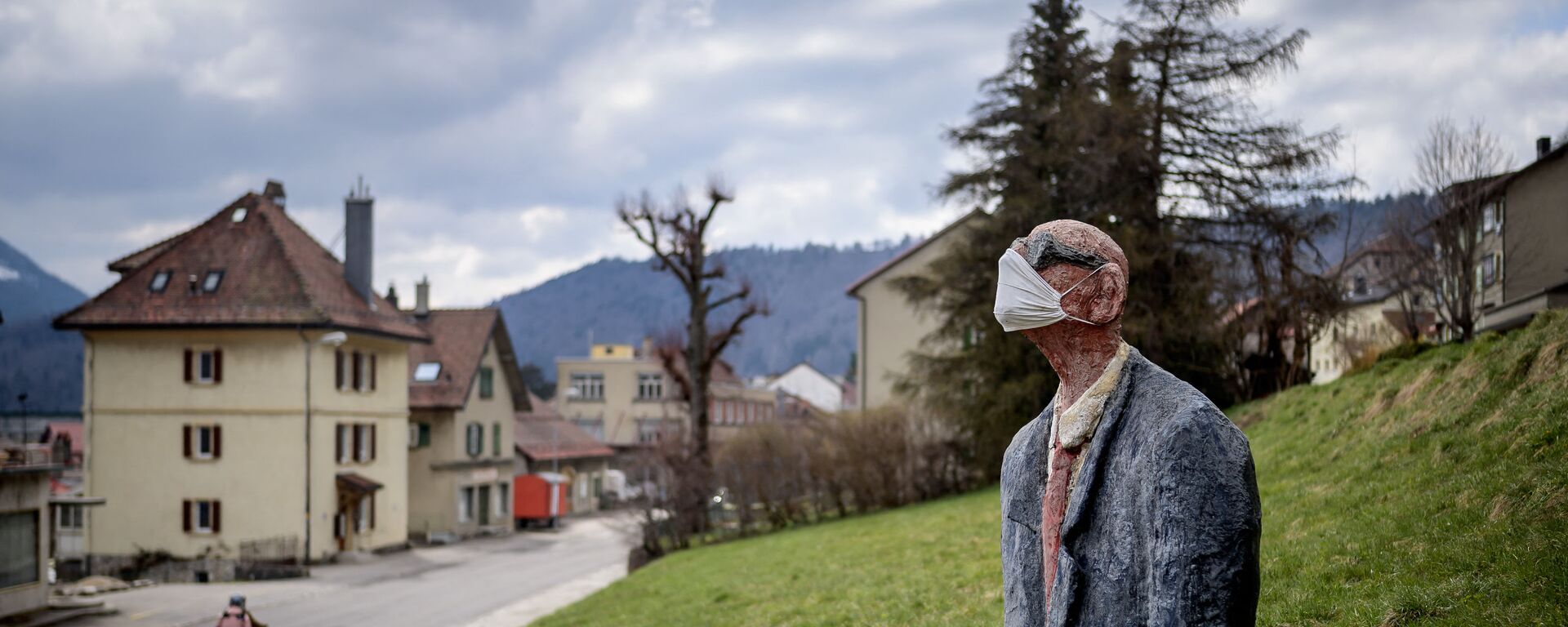 صورة لتمثال يرتدي كمامة كجزء من الاجراءات الوقائية ضد فيروس كورونا في سانت كروا، سويسرا 18 أبريل 2021 - سبوتنيك عربي, 1920, 01.06.2021