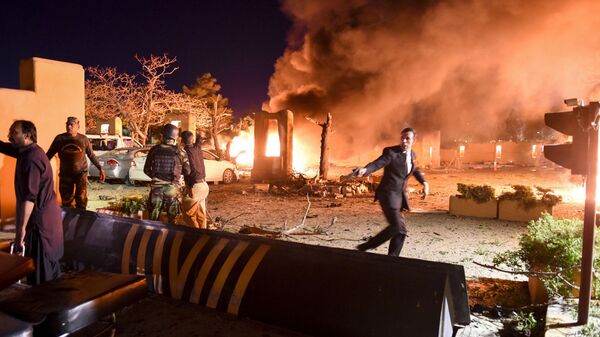وصول أفراد الأمن والمتطوعين إلى موقع انفجار في كويتا، حيث وقع الانفجار بفندق خمس نجوم سيرينا، باكستان،21 أبريل 2021 - سبوتنيك عربي