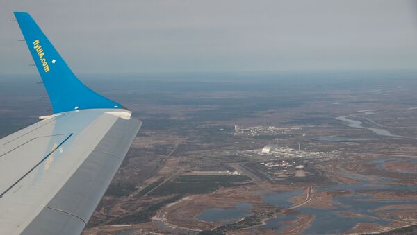 منظر جوي من طائرة يُظهر محطة تشيرنوبيل للطاقة النووية أثناء جولة إلى منطقة تشيرنوبيل المحظورة - سبوتنيك عربي