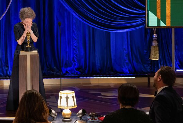 الممثلة يون ي جون لى تفوز بجائزة أوسكار لأفضل ممثلة مساعدة عن دورها في فيلم «Minari»، مراسم الحفل الـ93 لتوزيع جوائز أوسكار في لوس أنجلوس، كاليفورنيا، الولايات المتحدة 25 أبريل 2021 - سبوتنيك عربي