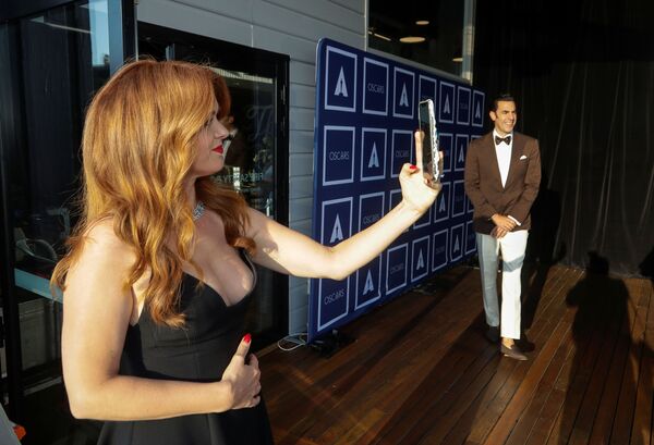 الممثلة الأمريكية إسلا فيشر تلتقط صورة سيلفي بينما يقف الممثل ساشا بارون كوهين للتصوير، يصلان السجادة الحمراء لحفل توزيع جوائز أوسكار بنسختها الـ93 في لوس أنجلوس، كاليفورنا، الولايات المتحدة 25 أبريل 2021 - سبوتنيك عربي