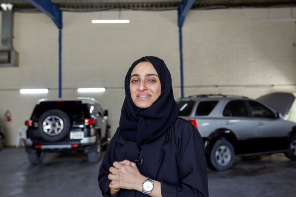 الإماراتية هدى المطروشي، 36 عاماً، خلال جلسة تصوير في كراجها في الشارقة، الإمارات العربية المتحدة، 21 أبريل 2021 - سبوتنيك عربي