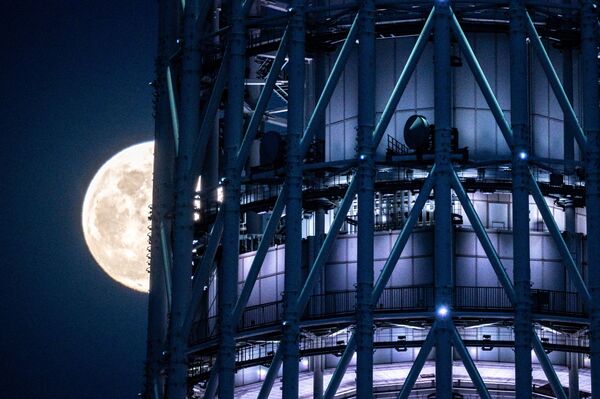 قمر عملاق على خلفية ناطحة سحاب في طوكيو، اليابان 26 أبريل 2021 - سبوتنيك عربي