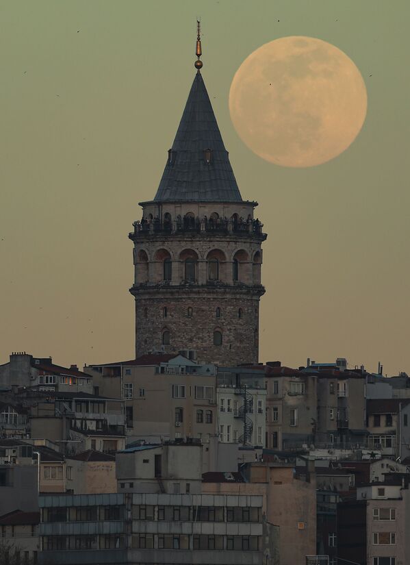 قمر عملاق على خلفية برج غلطة (غالاتا تاور) بمنطقة غلاطة في اسطنبول، تركيا 26 أبريل 2021 - سبوتنيك عربي