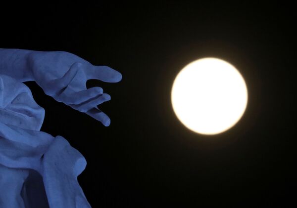 قمر عملاق على خلفية تمثال كارتا ماينا ي لاس كوراتو ريجيونز أرجينتناس في بوينوس آيروس، الأرجنتين 26 أبريل 2021 - سبوتنيك عربي