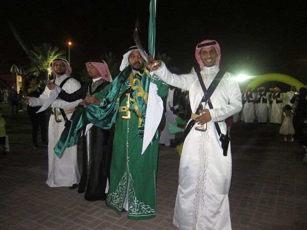 رقصة العرضة النجدية وتعرف أيضا بـ العرضة السعودية - سبوتنيك عربي