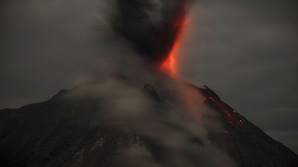 ثوران بركان سينابونغ في إندونيسيا 28 أبريل 2021 - سبوتنيك عربي