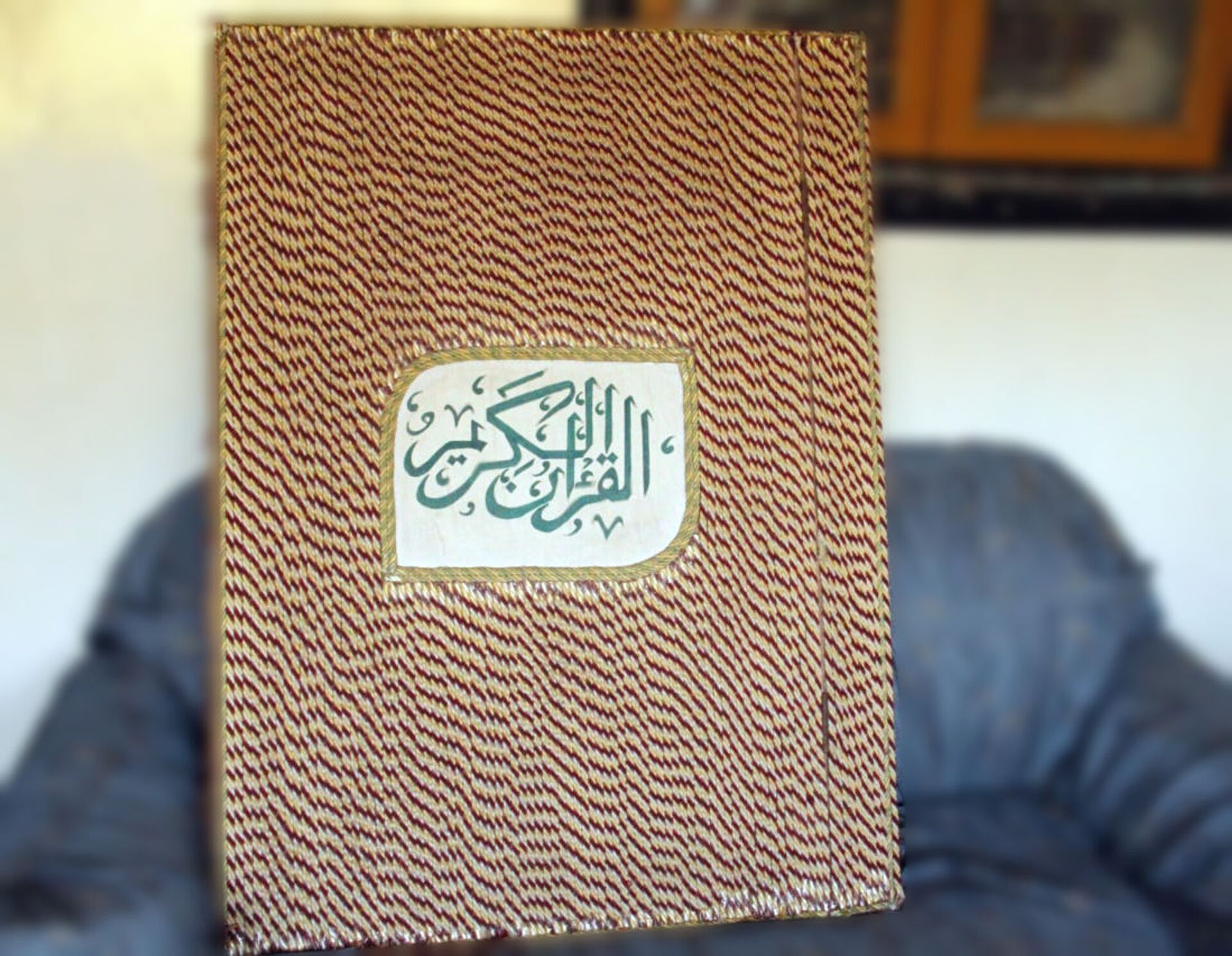 سوري يخط نسخة عملاقة من القرآن الكريم بأدوات بسيطة للغاية - سبوتنيك عربي, 1920, 28.04.2021