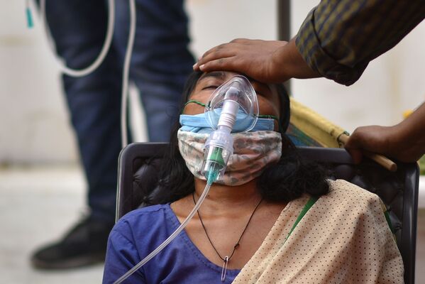 كارثة إنسانية كبرى - تسجيل أرقام قياسية لحالات الإصابة بمرض كوفيد-19، كورونا، امرأة تعاني من ضيق التنفس في نيودلهي، الهند 28 أبريل 2021 - سبوتنيك عربي