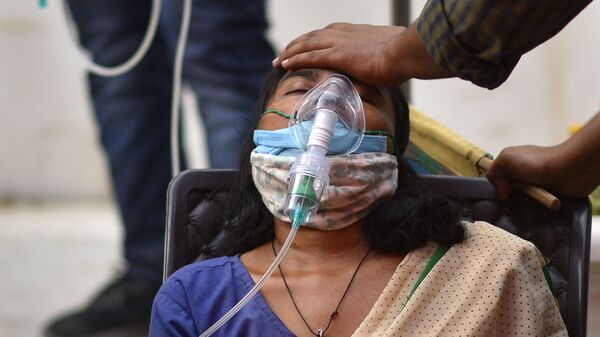 كارثة إنسانية كبرى - تسجيل أرقام قياسية لحالات الإصابة بمرض كوفيد-19، كورونا، امرأة تعاني من ضيق التنفس في نيودلهي، الهند 28 أبريل 2021 - سبوتنيك عربي