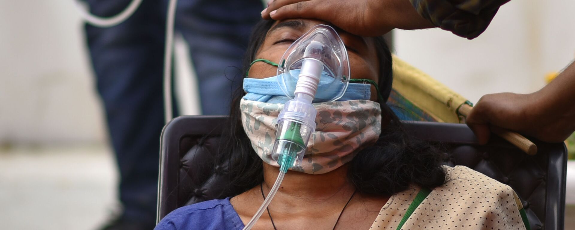 كارثة إنسانية كبرى - تسجيل أرقام قياسية لحالات الإصابة بمرض كوفيد-19، كورونا، امرأة تعاني من ضيق التنفس في نيودلهي، الهند 28 أبريل 2021 - سبوتنيك عربي, 1920, 29.04.2021