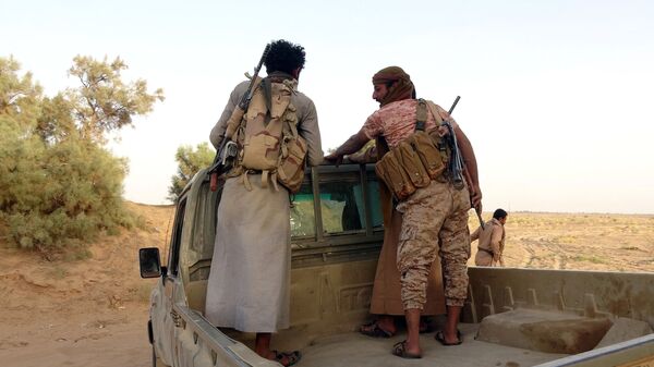 القوات الموالية لقوات التحالف العربي بقيادة السعودية، على الجبهة القتالية ضد أنصار الله الحوثيين، شمال شرق محافظة مأرب، اليمن 27 أبريل 2021 - سبوتنيك عربي