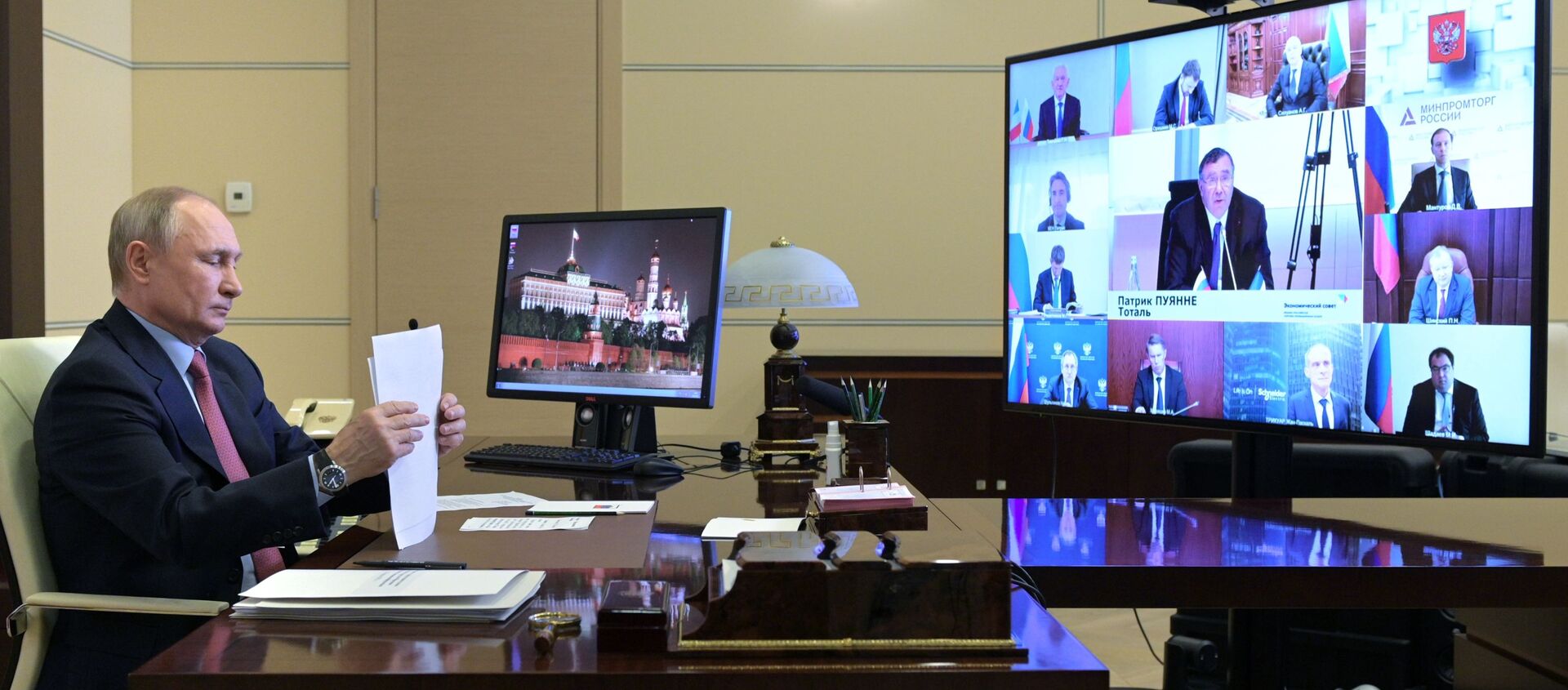 الرئيس الروسي فلاديمير بوتين خلال اجتماع افتراضي مع ممثلي مجتمع الأعمال الفرنسي، في مقره نوفور أوغاروفو، ضواحي موسكو، روسيا 29 أبريل 2021 - سبوتنيك عربي, 1920, 02.06.2021