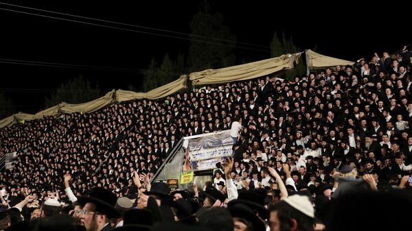 المصلون اليهود يغنون ويرقصون في حفل لاغ بعمر في جبل ميرون، شمالي إسرائيل  - سبوتنيك عربي