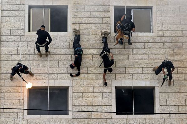 عناصر قوات الأمن الفلسطيني التابعة لحركة حماس، خلال مراسم تخرج الشرطة الفلسطينية في مدينة غزة، فلسطين 26 أبريل 2021 - سبوتنيك عربي