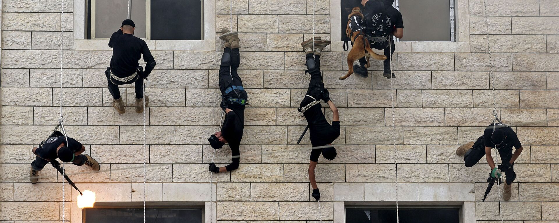 عناصر قوات الأمن الفلسطيني التابعة لحركة حماس، خلال مراسم تخرج الشرطة الفلسطينية في مدينة غزة، فلسطين 26 أبريل 2021 - سبوتنيك عربي, 1920, 15.12.2021
