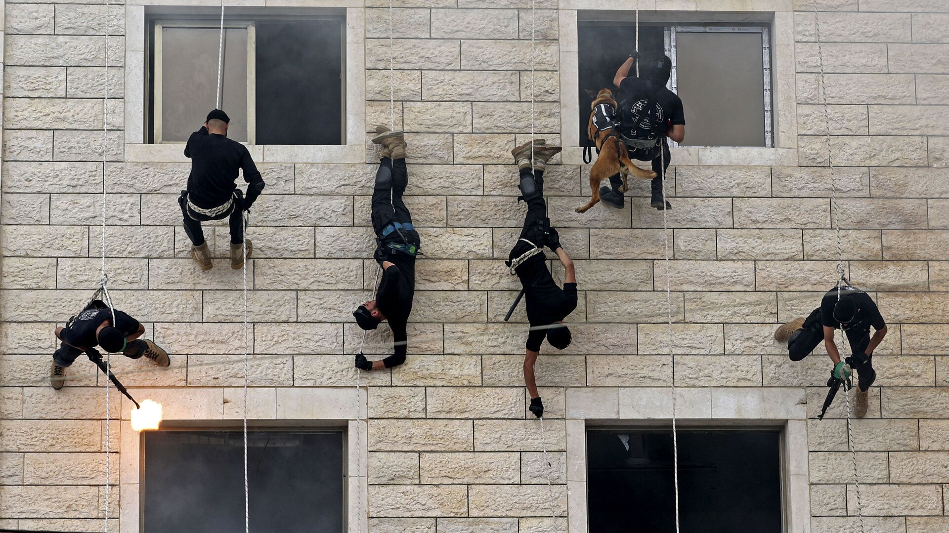 عناصر قوات الأمن الفلسطيني التابعة لحركة حماس، خلال مراسم تخرج الشرطة الفلسطينية في مدينة غزة، فلسطين 26 أبريل 2021 - سبوتنيك عربي, 1920, 01.12.2021