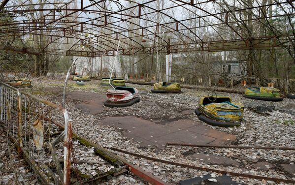 تم تصوير مدينة ملاهي مهجورة في المنطقة المحظورة لمحطة تشيرنوبيل للطاقة النووية، في منطقة كييف، أوكرانيا. تحتفل أوكرانيا بالذكرى الـ35 لكارثة محطة تشيرنوبيل في 26 أبريل 1986. - سبوتنيك عربي