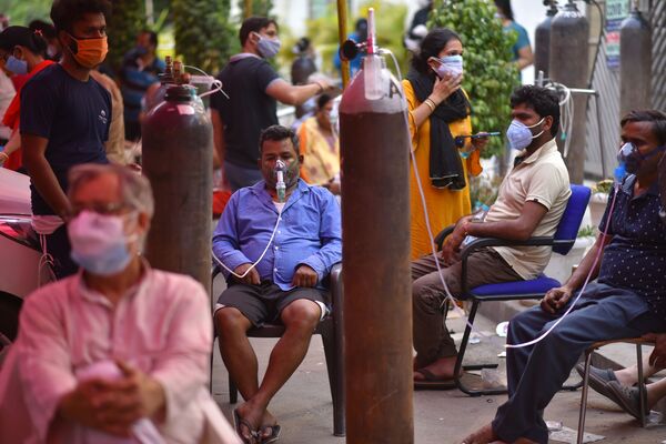  أشخاص يعانون من نقص الأكسجين وبنتظرون لتلقي الدعم في أحد معابد غورودفار في نيودلهي، الهند 28 أبريل 2021 - سبوتنيك عربي