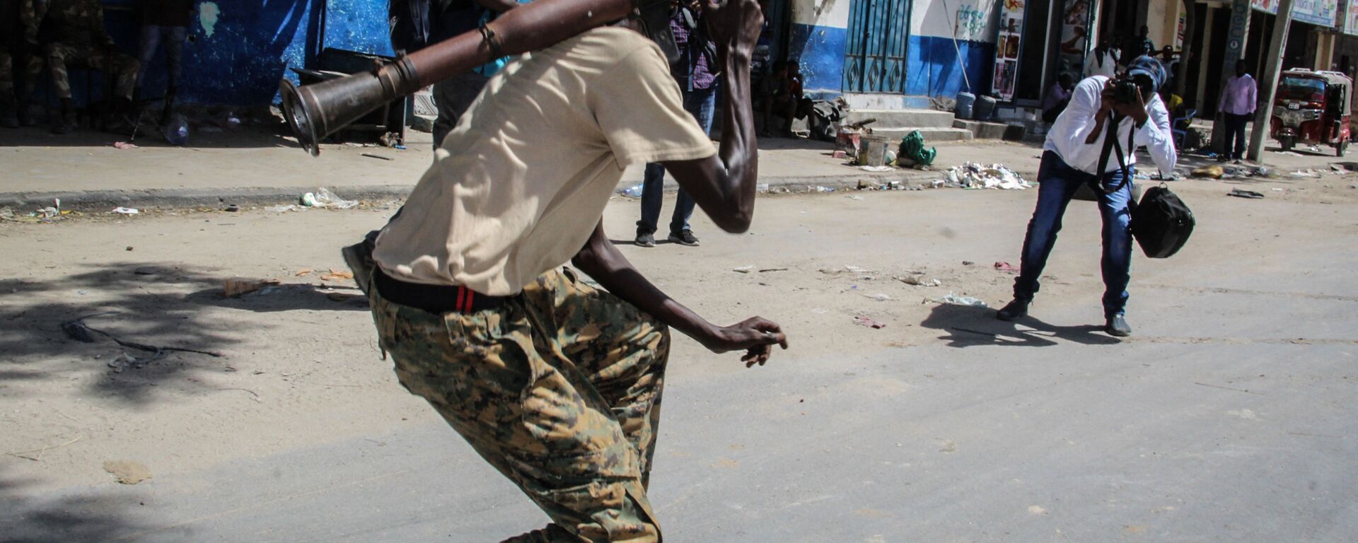 شخص يلتقط صورة لعضو في القوة العسكرية الصومالية يدعم المناوئين للحكومة أثناء وقوفه في أحد شوارع مقديشو، الصومال، 25 أبريل 2021 - سبوتنيك عربي, 1920, 20.06.2021