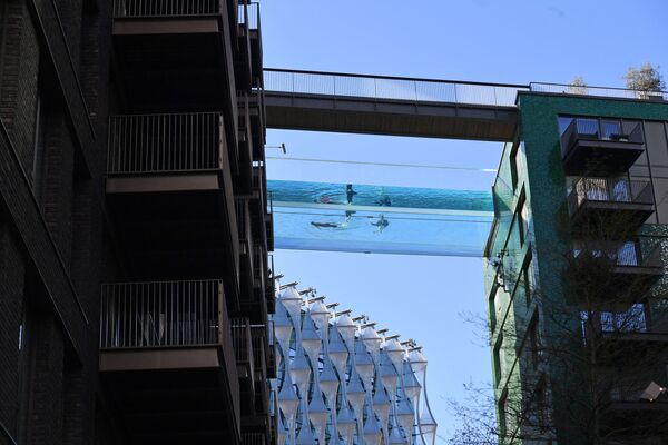 أول مسبح زجاجي على ارتفاع 35 متر (115 قدم) في العالم في لندن، إنجلترا 27 أبريل 2021 - سبوتنيك عربي