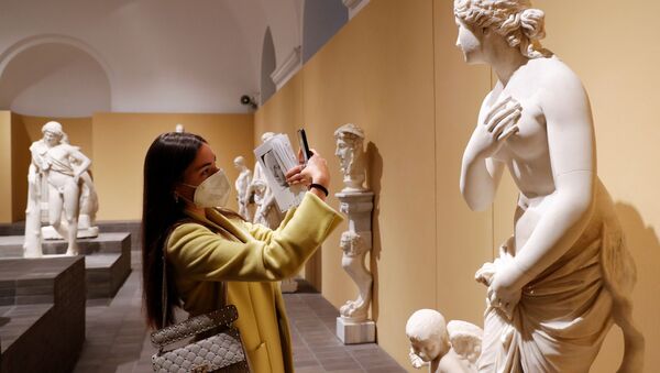 امرأة تلتقط صورة لمنحوتة أثناء زيارتها لمتاحف الكابيتولين في يوم إعادة افتتاحها، حيث أصبح جزء كبير من البلاد داخل المنطقة الصفراء ''، مما سمح بتخفيف قيود كورونا الاحترازية في روما، إيطاليا، 26 أبريل 2021 - سبوتنيك عربي