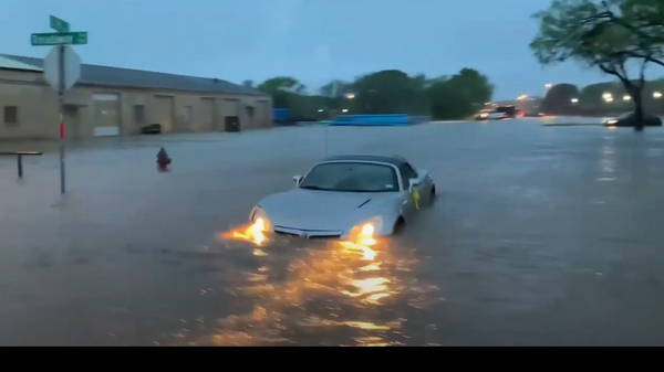 سيارات تلتهمها في مياه الفياضانات في تكساس... فيديو - سبوتنيك عربي