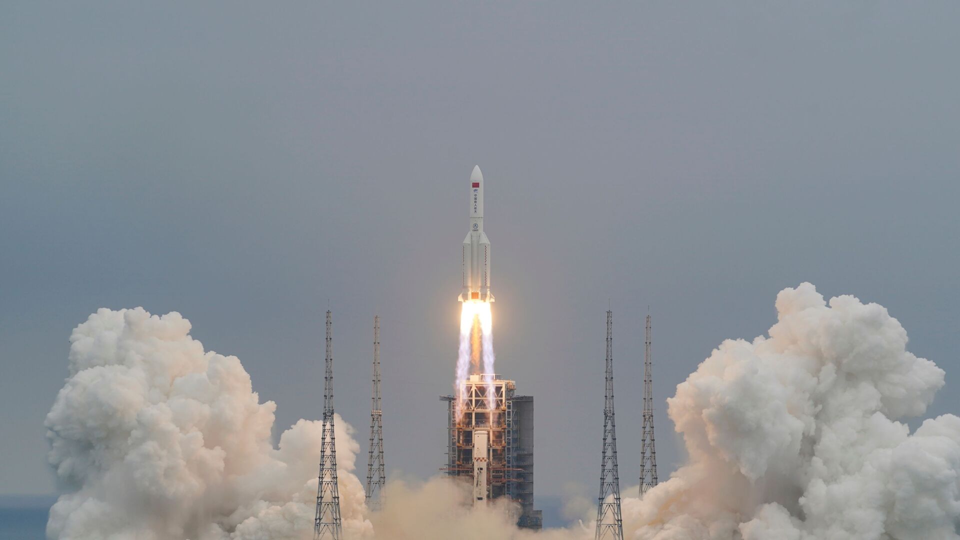 انطلاق صاروخ لونغ مارش - 5 بي واي 2، الذي يحمل الوحدة الأساسية لمحطة الفضاء الصينية تيانخه، من وينتشانغ، 29 نيسان/ أبريل 2021 - سبوتنيك عربي, 1920, 17.07.2021