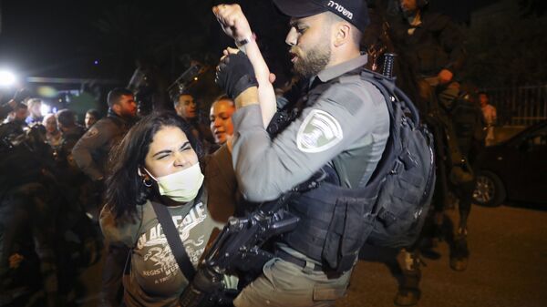 مواجهات بين أهالي حي الشيخ جراح وقوات الشرطة الإسرائيلية والمستوطنين، القدس الشرقية، فلسطين، 4 مايو 2021 - سبوتنيك عربي