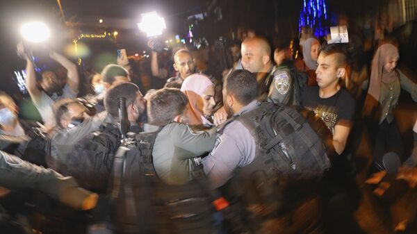 مواجهات بين أهالي حي الشيخ جراح وقوات الشرطة الإسرائيلية والمستوطنين، القدس الشرقية، فلسطين، 4 مايو 2021 - سبوتنيك عربي