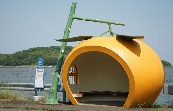 محطة الحافلات العمومية على شكل البرتقال في اليابان - سبوتنيك عربي