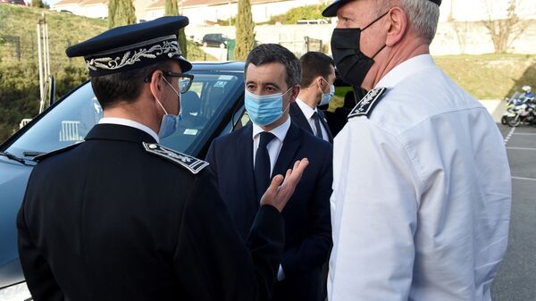 وزير الداخلية الفرنسي جيرالد دارمانين (وسط الصورة) ، يرتدي قناعًا وقائيًا ، يتحدث مع ضباط الشرطة خلال زيارة في مرسيليا ، جنوب فرنسا - سبوتنيك عربي