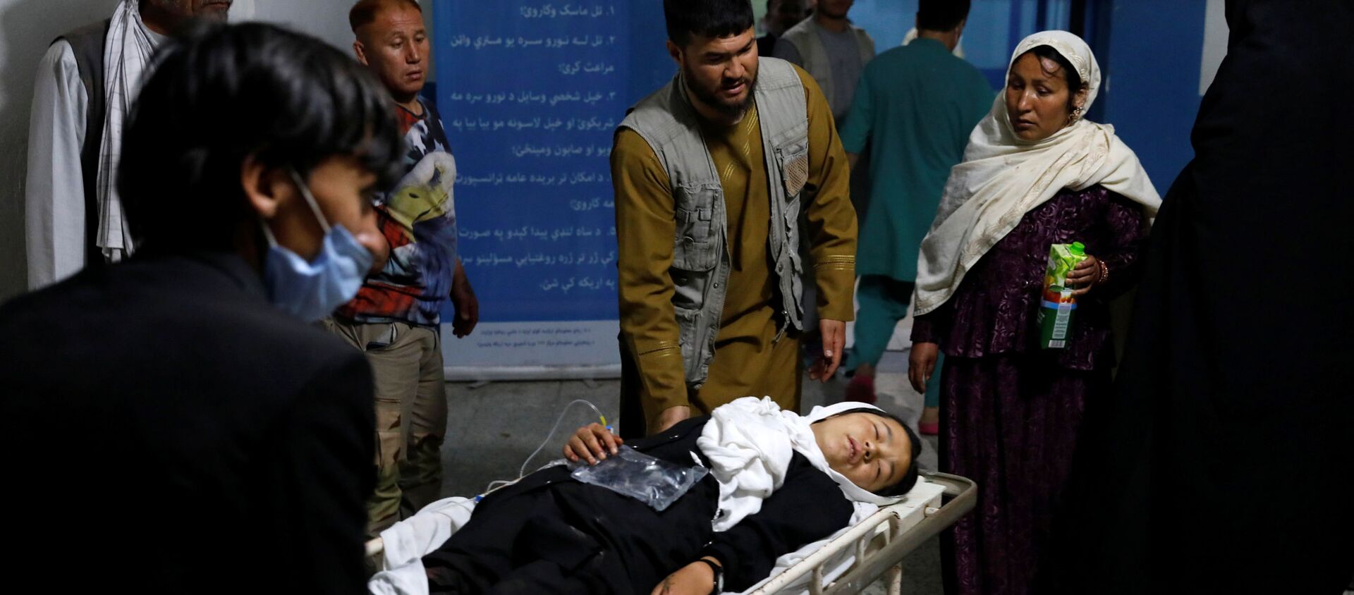 طالبة مصابة في التفجير الذي طال المدرسة في كابول تُنقل إلى المستشفى  - سبوتنيك عربي, 1920, 09.05.2021