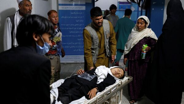 طالبة مصابة في التفجير الذي طال المدرسة في كابول تُنقل إلى المستشفى  - سبوتنيك عربي