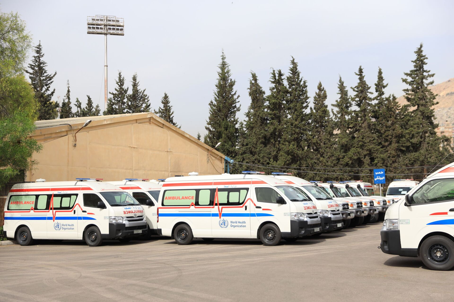 سوريا تتسلم من منظمة الصحة العالمية 40 سيارة إسعاف مجهزة.. فيديو - سبوتنيك عربي, 1920, 09.05.2021