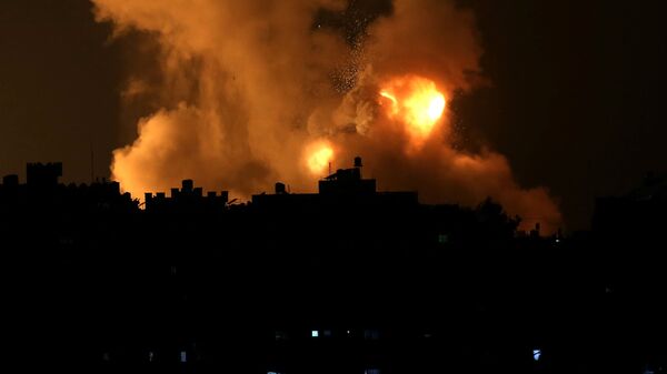 قصف إسرائيلي عنيف يضيء سماء غزة  - سبوتنيك عربي