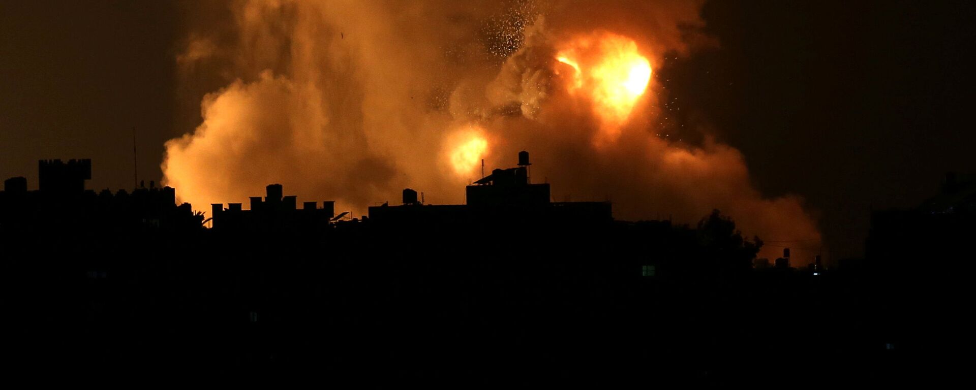 قصف إسرائيلي عنيف يضيء سماء غزة  - سبوتنيك عربي, 1920, 11.05.2021
